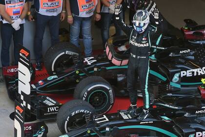 El piloto finlandés de Mercedes, Valtteri Bottas, celebra después de ganar el Gran Premio de Rusia de Fórmula Uno en el Circuito Autodrom de Sochi en Sochi el 27 de septiembre de 2020