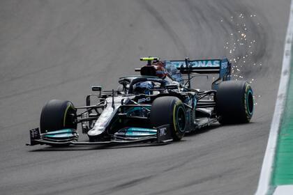 El piloto finlandés Valtteri Bottas, de Mercedes, conduce en la segunda sesión de práctica para el Gran Premio de Emilia Romagna de la Fórmula Uno, en el circuito de Imola, Italia, el viernes 16 de abril de 2021. (AP Foto/Luca Bruno)