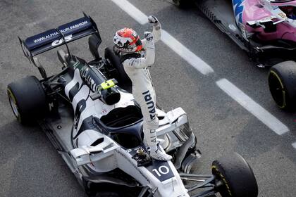 El piloto francés de AlphaTauri, Pierre Gasly, se para en su automóvil mientras celebra ganar el Gran Premio de Fórmula Uno de Italia en el circuito Autodromo Nazionale en Monza