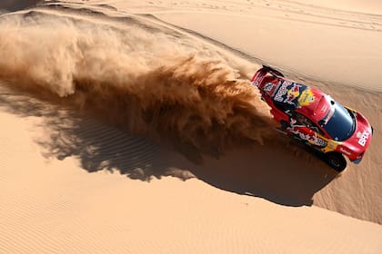  El piloto francés Sebastien Loeb y el copiloto Daniel Elena de Mónaco compiten durante la Etapa 2 del Rally Dakar 2021 entre Bisha y Wadi Ad-Dawasir en Arabia Saudita