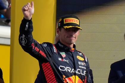 El piloto holandés Max Verstappen, de la escudería Red Bull, celebra tras ganar el Gran Premio de Italia en la pista de Monza