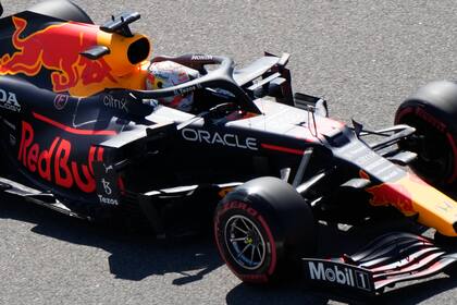 El piloto holandés Max Verstappen, de Red Bull, conduce su auto durante la primera sesión de práctica para el Gran Premio de Rusia de la Fórmula 1, en el Autódromo de Sochi