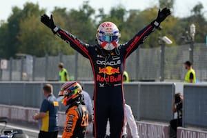 El piloto holandés Max Verstappen de Red Bull celebra al ganar el Gran Premio de Italia en Monza. (AP Foto/Luca Bruno)