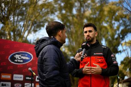 El piloto Juan Cruz Benvenuti en la conferencia de prensa
