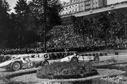 Rudolf Caracciola (N°6) lideró el Grand Prix de Pau hasta la vuelta 52, tras ingresar a los pits para repostar combustible, René Dreyfus tomó el control de la carrera y selló el triunfo que humilló a los autos de Hitler