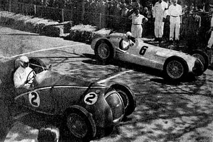 El duelo en la grilla: René Dreyfus al volante del Dalehaye 145 (N°2), junto a Rudolf Caracciola, la estrella de Mercedes