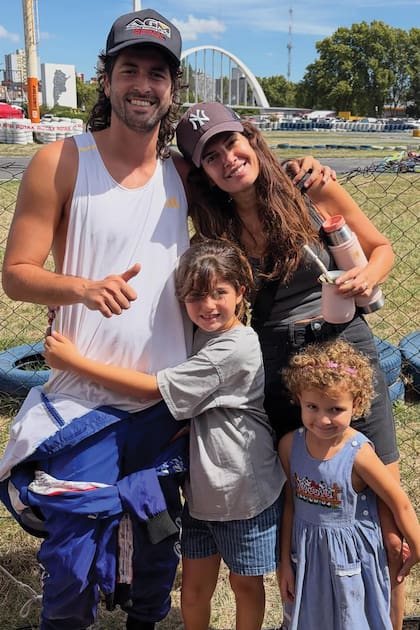 El piloto junto a sus
hermanas menores e Isabel Macedo