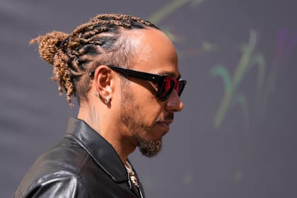 El piloto Lewis Hamilton de Mercedes en el circuito de Yas Marina en Abu Dabi, Emiratos Árabes Unidos, el jueves 23 de noviembre de 2023. (AP Foto/Kamran Jebreili)