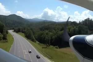 La sorprendente maniobra de un piloto amateur al aterrizar en plena autopista