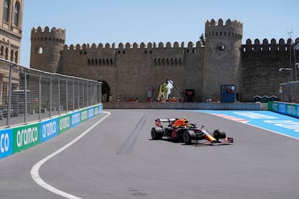 El piloto mexicano Sergio Pérez conduce su Red Bull durante la primera sesión de prueba para el Gran Premio de Azerbaiyán de la Fórmula Uno, en el circuito callejero de Bakú, Azerbaiyán