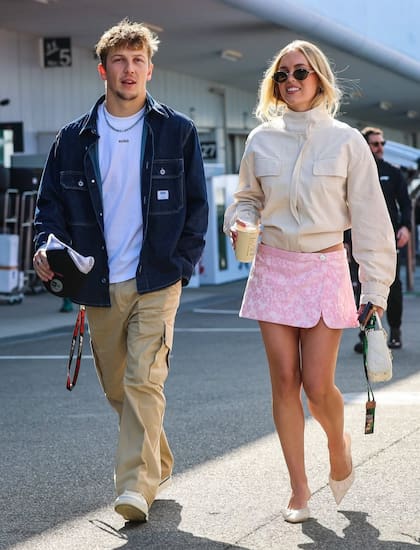 El piloto neozeolandés Liam Lawson y su novia californiana, Hannah St. John, otra de las WAG's (acrónimo que se usa para referir a "Wives and Girlfriends") de la Fórmula 1