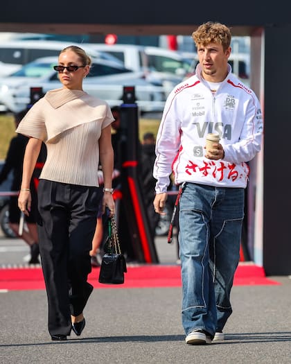 El piloto Racing Bulls se llevo todas las miradas al ingresar junto a su pareja