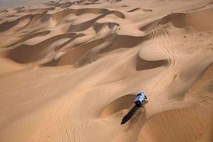 El piloto ruso de Kamaz, Anton Shibalov, y el copiloto Dmitry Nikitin e Ivan Tatarinov compiten durante la segunda etapa del Rally Dakar 2021 entre Bisha y Wadi Ad-Dawasir en Arabia Saudita