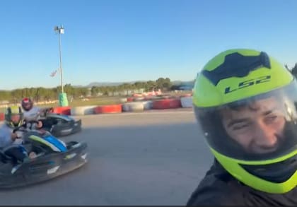 El piloto se divirtió con su amigo (Foto: @fernando_belasteguin)