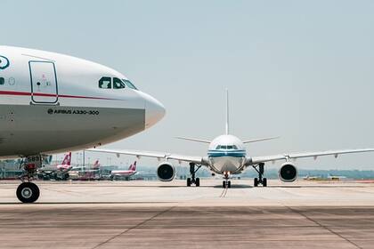 El piloto se preparaba para realizar el despegue cuando el hombre accionó el tobogán de la salida de emergencia