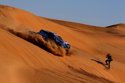 El piloto Sebastien Delaunay desciende de las dunas en la etapa 11