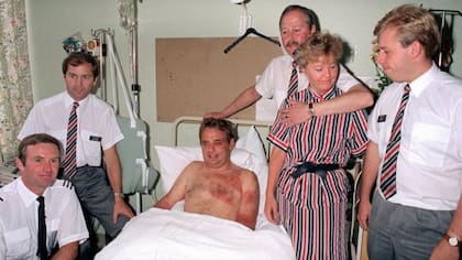 El piloto, Tim Lancaster, se recuperó en el hospital de Southampton. En la foto aparece junto Alistair Atchison, John Howard, Nigel Ogden, Susan Prince y Simon Rogers