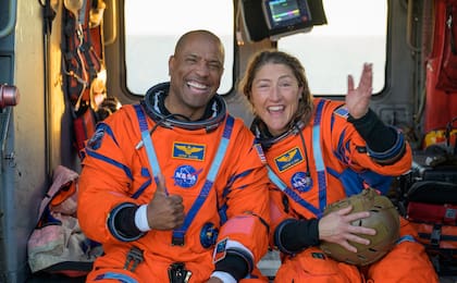 El piloto Victor Glover y la especialista de misión Christina Koch tras finalizar la misión Artemis II