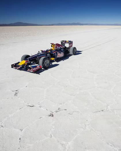 El piloto vivió una experiencia única al poder manejar sobre las salinas