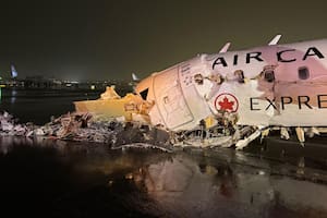 Así quedó el avión de Air Canada Express que chocó contra un camión de bomberos en el aeropuerto LaGuardia en Nueva York