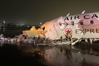 Así quedó el avión de Air Canada Express que chocó contra un camión de bomberos en el aeropuerto LaGuardia en Nueva York