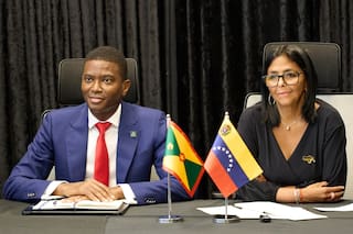 El pin que utilizó la presidenta interina de Venezuela en visitas de Estado causa molestia en Guyana