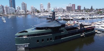 El Pink Shadow en el puerto de Punta del Este (imagen de https://www.facebook.com/ANArtigasNoticias)