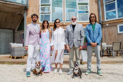 El pintor y escultor posa en compañía de su familia. De izquierda a derecha: Lautaro Cuttica, su hijo mayor, Isadora Capraro, su nuera, Ruth Keudell, su mujer, y Franco Cuttica, el menor. Los acompañan Guston y Borges, los Boston Terriers de la familia.