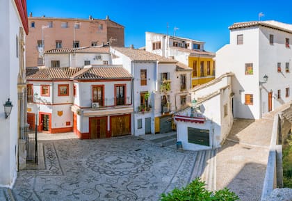 El pintoresco barrio de Albaicín en Granada en una soleada tarde de verano. Andalucía, España.