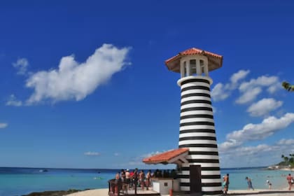 El pintoresco pueblo pesquero de Bayahibe se encuentra enmarcado entre hermosas playas llenas de cocoteros e innumerables manantiales, ubicado a unos 16 kilómetros de La Romana