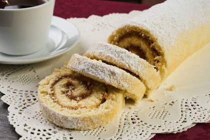 El pionono es un postre tradicional argentino que combina una masa muy fina con un relleno de dulce de leche