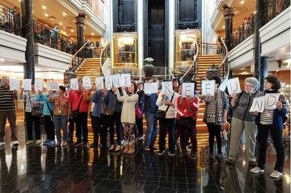 El piquete en alta mar incluyó carteles de protesta para pedir el reembolso del pasaje