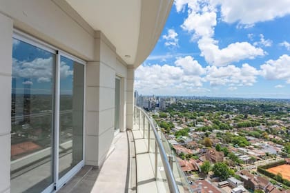 El piso 27 del edificio tiene una terraza propia con parrilla, pileta y tobogán incluido