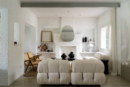 El piso, antes de cerámicos, lo rehicieron con cemento alisado. En el living, el sillón modular (Esto Es Regio) hecho a medida.