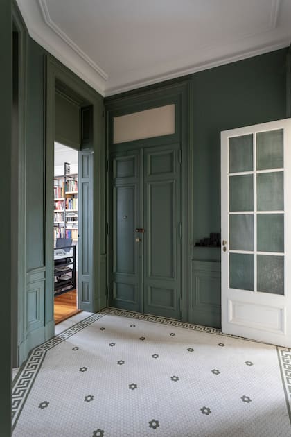 El piso de calcáreos originales tiene un diseño con flores verdes que orientó el tono de las paredes, el Kem Satin ‘6208’ (Sherwin Williams) que cubre por completo las paredes, marcos y puertas incluidas.