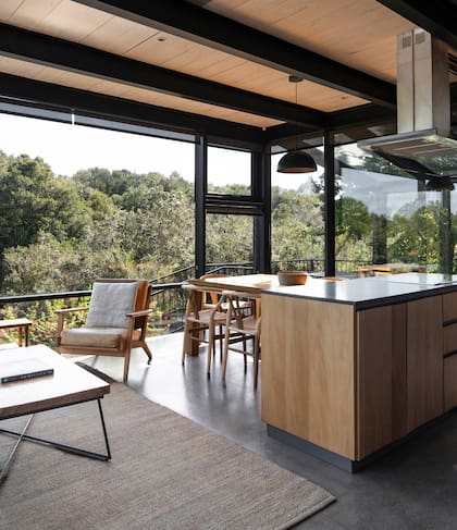 El piso de la planta baja es de porcelanato símil hormigón (Dap Ducasse).