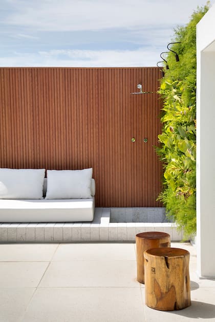 El piso de la terraza es de cemento con pequeñas partículas de piedra.
