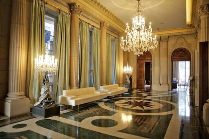 El piso de mármol del Salón Crystal es una copia del piso del Petit Trianon, de Versalles