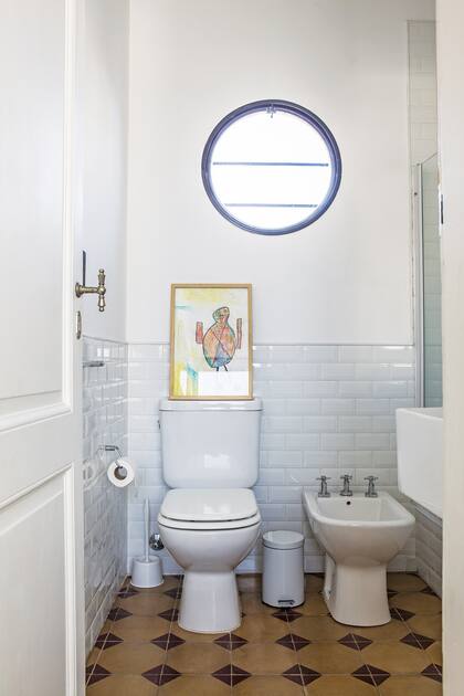 El piso del baño infantil es de calcáreos recuperados de la obra. Sanitarios (Ferrum).