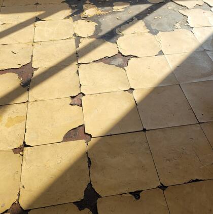 El piso del espacio musical del Colegio Nacional de Buenos Aires, otro de los deterioros de la infraestructura edilicia