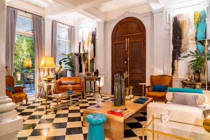 El piso del hall principal es un damero, igual que el de la entrada del edificio