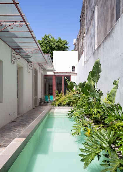 El piso del patio está revestido con laja de pórfido irregular, una piedra nacional con muy buenas prestaciones