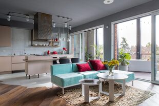 El piso es característico de esta arquitecta, con materiales que no se encuentran en una línea recta, en este caso, madera (Patagonia Flooring) y porcelanato ‘Filomena claro’ (Cerámicas San Lorenzo). Campana diseñada por Soqueff y realizada por Herrería Bruto. Anafe de Longvie. Sofá (Grupo a2).