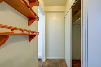 El piso es de madera