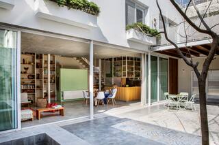 Genial versión de la vida alrededor de un patio entre medianeras