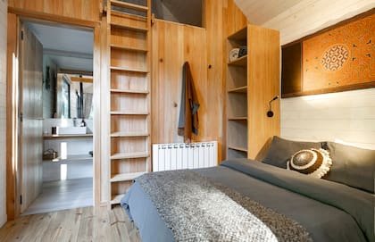 El piso es de pino, terminado con laca. La puerta del baño, de lenga maciza. Soledad está haciendo los placares interiores: ya terminó el de la ropa blanca, y trabaja en otro más