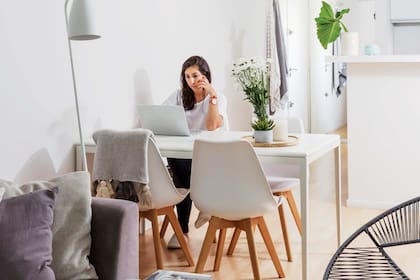 El piso flotante es el mismo que se utilizó en todos los departamentos, pero con un tono diferente.