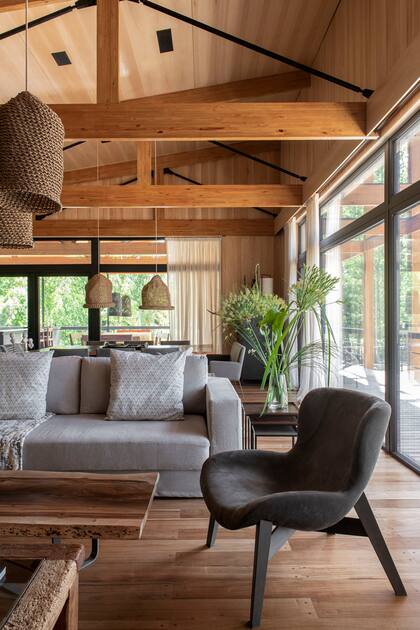 El piso interior es de tablas de incienso, cuidadosamente seleccionadas para esquivar marcas. “Tenemos alpargatas de todos los talles para las visitas y así mantener la casa limpia y el piso en buenas condiciones".