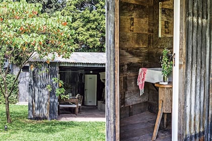 El piso original de piedra se mantuvo. Material noble si los hay, envejece dignamente sin ningún tratamiento