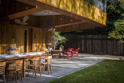 El piso se hizo en porcelanato símil madera.